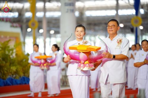 ภาพ No.215428:วันอาทิตย์ต้นเดือนที่ 6 เมษายน พ.ศ. 2568 ขบวนอัญเชิญผ้าป่าสมทบ มหาสังฆทาน 40,000 กว่าวัดทั่วประเทศ ณ สภาธรรมกายสากล วัดพระธรรมกาย