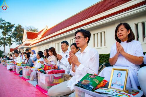 ภาพ No.197678:พิธีตักบาตรพระธรรมยาตรา ณ อนุสรณ์สถานลำดับที่ 4 สถานที่เกิดด้วยกายธรรม วัดโบสถ์(บน) ต.บางคูเวียง จ.นนทบุรี ในโครงการธรรมยาตรา กตัญญูบูชา มหาปูชนียาจารย์ พระมงคลเทพมุนี(สด จนฺทสโร) พระผู้ปราบมาร อนุสรณ์สถาน 7 แห่ง ปีที่ 13 วันที่ 19 มกราคม พ.ศ. 2568