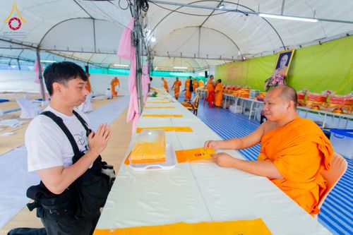 ภาพ No.201843:พิธีถวายภัตตาหารเป็นสังฆทาน แด่พระธรรมยาตรา ณ อนุสรณ์สถานบางปลา วัดบางปลา อำเภอบางเลน จังหวัดนครปฐม ในโครงการธรรมยาตรา กตัญญูบูชา มหาปูชนียาจารย์ พระมงคลเทพมุนี(สด จนฺทสโร) พระผู้ปราบมาร อนุสรณ์สถาน 7 แห่ง ปีที่ 13 วันที่ 26 มกราคม พ.ศ. 2568