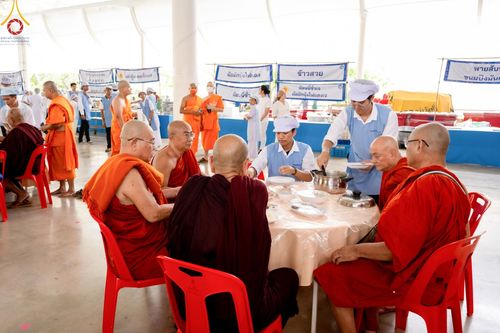 ภาพ No.60253:คณะสงฆ์ 10,000 กว่าวัดฉันภัตตาหารเพล ในวันคุ้มครองโลก วันจันทร์ที่ 22 เมษายน พ.ศ. 2567 ณ สภาธรรมกายสากล วัดพระธรรมกาย