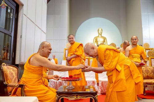 ภาพ No.230976:วันอังคารที่ 1 กรกฎาคม พ.ศ. 2568 ผู้ว่าราชการจังหวัดปทุมธานี เป็นประธานพิธีต้อนรับ สัญญาบัตร พัดยศ พระครูสัญญาบัตรสายต่างประเทศ วัดพระธรรมกาย ประจำปี พ.ศ. 2568 จำนวน 19 รูป