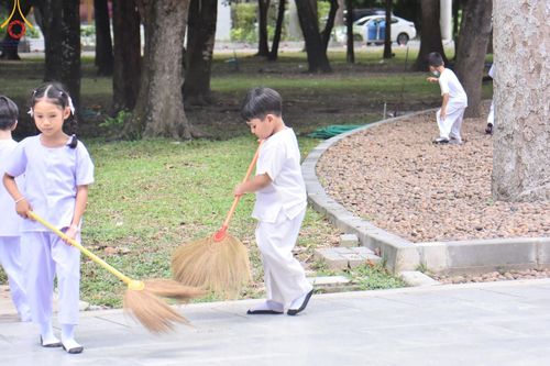 ภาพ No.144655:ชาวอำเภอคลองหลวง จังหวัดปทุมธานี ถวายเทียนพรรษามหามงคล เนื่องในเทศกาลเข้าพรรษา ประจำปี 2567 แด่คณะสงฆ์วัดพระธรรมกาย  วันพฤหัสบดีที่ 18 กรกฎาคม พ.ศ. 2567