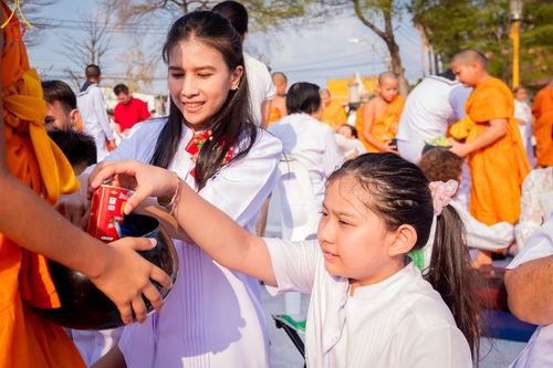 ภาพ No.58157:พิธีตักบาตรพระภิกษุและสามเณร 180 รูป ณ ลานองค์พระสมุทรเจดีย์ จ.สมุทรปราการ วันเสาร์ที่ 27 เมษายน พ.ศ. 2567