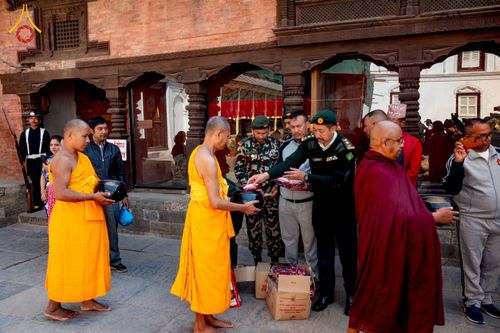 ภาพ No.213149:วันที่ 17 - 18 มีนาคม พ.ศ. 2568 คณะสงฆ์และสามเณรเดินบิณฑบาต รอบเมืองในพื้นที่ วัดสยมภูวนาถและราชวังปาตัน ณ เมืองกาฐมาณฑุ ประเทศเนปาล