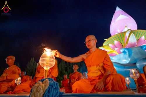 ภาพ No.266142:วันพุธที่ 5 พฤศจิกายน พ.ศ. 2568 (วันพระ ขึ้น 15 ค่ำ เดือน 12) พิธีจุดประทีปโคมลาน, โคมลอย และลอยกระทง ถวายประทีปเป็นพุทธบูชา สร้างความสว่างไสวให้กับแผ่นดินด้วยแสงธรรม ณ พุทธอุทยานนานาชาติ จังหวัดหนองคาย