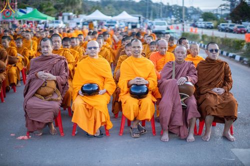 ภาพ No.187188:พิธีตักบาตรพระ ๕๐๐ รูป "สร้างบุญใหญ่ ส่งท้ายปีเก่า ต้อนรับปีใหม่ ๒๕๖๘" วันเสาร์ที่ ๒๘ ธันวาคม พ.ศ. ๒๕๖๗ ณ ถนนหน้าที่ว่าการอำเภอภูเรือ จังหวัดเลย