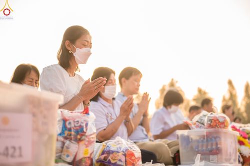 ภาพ No.110283:พิธีตักบาตรพระธรรมยาตราฯ ในโครงการธรรมยาตรากตัญญูบูชา มหาปูชนียาจารย์ พระมงคลเทพมุนี(สด จนฺทสโร) พระผู้ปราบมาร ปีที่ 12 ณ อนุสรณ์สถานลำดับที่ 2 สถานที่ตั้งมโนปณิธานบวชตลอดชีวิต อนุสรณ์สถานบางนางแท่น จ.นครปฐม วันที่ 11 มกราคม พ.ศ. 2567