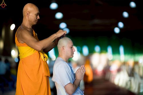 ภาพ No.242994:วันที่ 31 สิงหาคม พ.ศ. 2568 พิธีตัดปอยผมและปลงผม โครงการอุปสมบทหมู่บูชาธรรม ครบรอบ 108 ปี วันครูผู้ค้นพบวิชชาธรรมกาย ณ วัดพระธรรมกาย