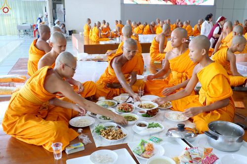 ภาพ No.240116:วันเสาร์ที่ 23 สิงหาคม พ.ศ. 2568 (วันพระ แรม 14 ค่ำ เดือน 9) พิธีบุพเปตพลี ครั้งที่ 169 ร่วมอุทิศบุญแด่หมู่ญาติที่ล่วงลับไปแล้ว และสืบทอดอายุพระพุทธศาสนา ณ หอฉันคุณยายอาจารย์ฯ วัดพระธรรมกาย