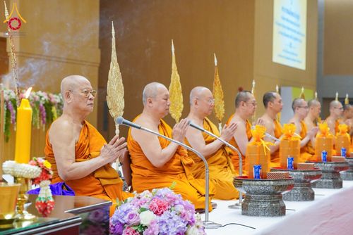 ภาพ No.208992:พระบาทสมเด็จพระเจ้าอยู่หัว ทรงมีพระราชศรัทธาทรงพระกรุณาโปรดเกล้าฯ ให้บำเพ็ญพระราชกุศลถวายภัตตาหารพระราชทาน การสอบบาลีสนามหลวง ณ วัดพระธรรมกาย ย อ.คลองหลวง จ.ปทุมธานี วันที่ 23-24 กุมภาพันธ์ พ.ศ. 2568