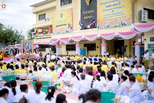 ภาพ No.241925:วันอาทิตย์ที่ 31 สิงหาคม พ.ศ. 2568 พิธีทำบุญแด่คณะสงฆ์ 122 รูป ฉลอง 121 ปี อำเภอคลองหลวง จ.ปทุมธานี เพื่อนำส่งช่วยเหลือคณะสงฆ์ 323 วัด 4 จังหวัดชายแดนภาคใต้ และช่วยเหลือประชาชนจากเหตุปะทะ แนวชายแดนไทย-กัมพูชา ณ บริเวณหน้าที่ว่าการอำเภอคลองหลวง 