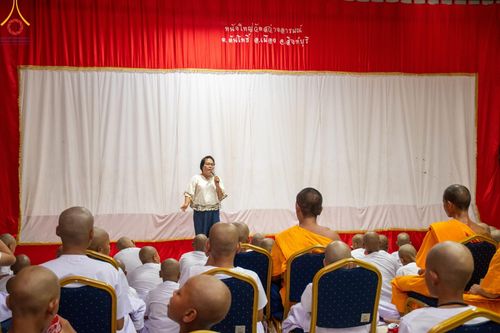 ภาพ No.59160:พิธีปลงผมและแห่นาคธรรมทายาท ในโครงการบรรพชาสามเณร ภาคฤดูร้อน เฉลิมพระเกียรติพระบาทสมเด็จพระเจ้าอยู่หัว เนื่องในโอกาส  พระราชพิธีมหามงคลเฉลิมพระชนมพรรษา 6 รอบ  ปลงผมนาคในวันที่ 21 เมษายน พ.ศ 2567 ณ วัดกลางธนรินทร์ (ธรรมอุทยานบ้านแป้ง)