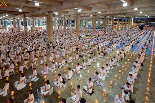 ภาพ No.224001:วันวิสาขบูชา วันอาทิตย์ที่ 11 พฤษภาคม พ.ศ. 2568 พิธีจุดวิสาขประทีป ,  พิธีเวียนประทักษิณรอบพระมหาธรรมกายเจดีย์ , พิธีฉลองชัยสวดมนต์บทธัมมจักกัปปวัตตนสูตร ครบ 7,357,000,000 จบ ณ มหารัตนวิหารคด วัดพระธรรมกาย