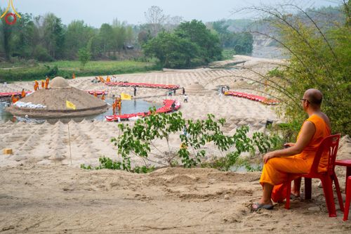 ภาพ No.140373:Photo Story มหัศจรรย์วัดดงดินแดง  EP.8  ภาพการเตรียมงาน การปฎิบัติงาน ของเหล่าผู้ทุ่มเทและเสียสละ เพื่อความสำเร็จของความมหัศจรรย์ ณ วัดดงดินแดง ต.ม่อนจอง อ.อมก๋อย จ.เชียงใหม่ วันที่ 1-7 เมษายน พ.ศ. 2567