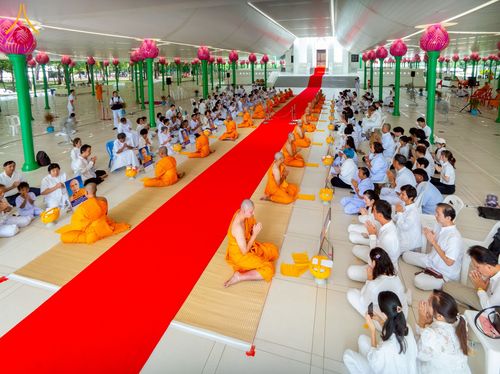 ภาพ No.244824:วันเสาร์ที่ 6 กันยายน พ.ศ. 2568 พิธีถวายบาตร บรรพชา อุปสมบทของนาคธรรมทายาท โครงการอุปสมบทหมู่บูชาธรรมครบรอบ 108 ปี  วันครูผู้ค้นพบวิชชาธรรมกาย ณ โบสถ์พระไตรปิฎก วัดพระธรรมกาย