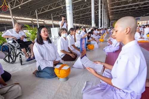 ภาพ No.133946:พิธีขอขมามอบผ้าไตร โครงการบรรพชาสามเณร ศูนย์อบรมวัดพระธรรมกาย ณ วัดพระธรรมกาย วันเสาร์ที่ 6 เมษายน พ.ศ. 2567