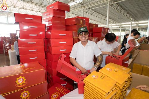 ภาพ No.212296:วันพุธที่ 19 มีนาคม พ.ศ. 2568 การบรรจุไทยธรรมลงกล่องสำเร็จ 43,500 กล่อง เพื่อถวายแด่พระสังฆาธิการ 40,000 กว่าวัดทั่วไทย ในวันคุ้มครองโลก 22 เมษายน พ.ศ. 2568 ณ บ้านแก้วเรือนทองคุณยายฯ วัดพระธรรมกาย