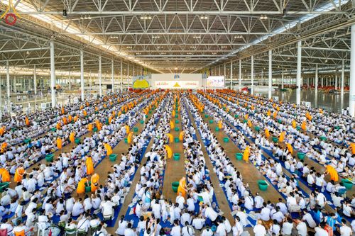 ภาพ No.158968:พิธีตักบาตร ในวันอาทิตย์ต้นเดือน วันที่ 6 ตุลาคม พ.ศ. 2567 ณ สภาธรรมกายสากล วัดพระธรรมกาย