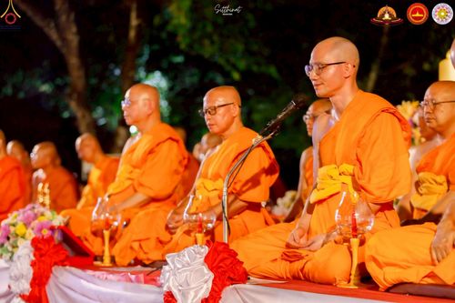 ภาพ No.224517:วันจันทร์ที่ 12 พฤษภาคม พ.ศ. 2568  ชาวพุทธในอินโดนีเซีย ร่วมฉลองวิสาขบูชาจุดประทีปกว่า 200,000 ดวง ณ พระมหาเจดีย์บรมพุทโธ  เจริญพุทธมนต์ถวาย “พระวชิรเกล้าเจ้าอยู่หัว”