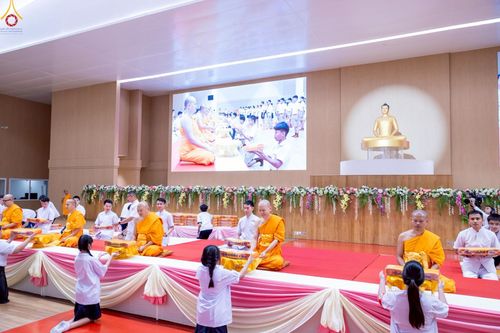 ภาพ No.245956:วันเสาร์ที่ 13 กันยายน พ.ศ. 2568 พิธีมอบผ้าไตรประธานกฐินสัมฤทธิ์เด็กดี V-Star ณ สภาธรรมกายสากล วัดพระธรรมกาย