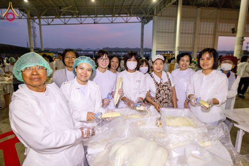 ภาพ No.204328:พิธีถวายภัตตาหารเป็นสังฆทาน แด่พระธรรมยาตรา ณ วัดพระธรรมกาย ตำบลคลองสาม อำเภอคลองหลวง จังหวัดปทุมธานี ในโครงการธรรมยาตรา กตัญญูบูชา มหาปูชนียาจารย์ พระมงคลเทพมุนี(สด จนฺทสโร) พระผู้ปราบมาร อนุสรณ์สถาน 7 แห่ง ปีที่ 13 วันที่ 31 มกราคม พ.ศ. 2568