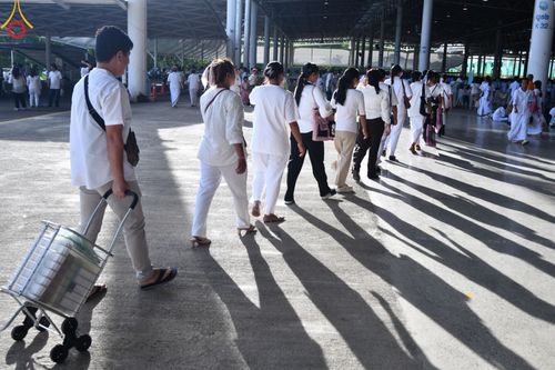 ภาพ No.143433:พิธีตักบาตร ข้าวสารอาหารแห้ง ณ บ้านแก้วเรือนทองคุณยายฯ และ พิธีบูชาข้าวพระ  ณ สภาธรรมกายสากล วัดพระธรรมกาย วันอาทิตย์ที่ 7 กรกฎาคม พ.ศ. 2567