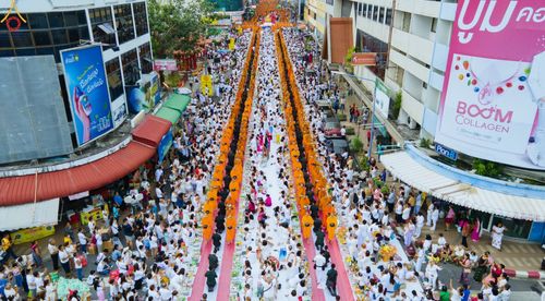 ภาพ No.85937:ตักบาตรพระนานาชาติ 10,000 รูป ใจกลางนครหาดใหญ่ จ.สงขลา วันอาทิตย์ที่ 20 สิงหาคม พ.ศ. 2566