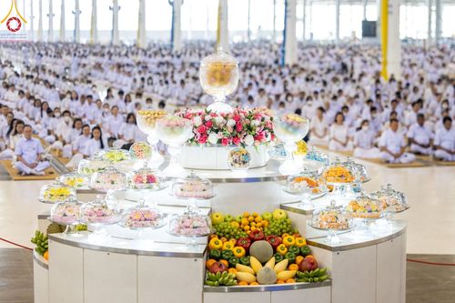 ภาพ No.123058:พิธีตักบาตร และพิธีบูชาข้าวพระ ในวันอาทิตย์ต้นเดือนที่ 4 กุมภาพันธ์ พ.ศ. 2567 ณ วัดพระธรรมกาย จ.ปทุมธานี