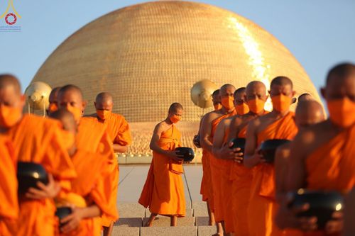 ภาพ No.105284:พิธีตักบาตรฉลองพระบวชใหม่ รุ่นบูชาธรรมมหาปูชนียาจารย์ และต้อนรับศักราชใหม่ วันจันทร์ที่ 1 มกราคม พ.ศ. 2567 ณ ลานธรรมพระมหาธรรมกายเจดีย์ วัดพระธรรมกาย