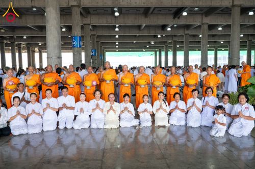 ภาพ No.62598:พิธีถวายบาตรเเละไทยธรรม ในโครงการอุปสมบทหมู่ บูชาธรรมหลวงพ่อธัมมชโย พ.ศ.2567 ณ ลานธรรม พระมหาธรรมกายเจดีย์ วันที่ 13 เมษายน พ.ศ.2567