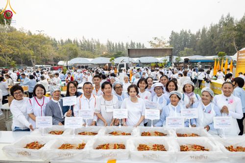 ภาพ No.111888:พิธีถวายภัตตาหารเป็นสังฆทาน แด่คณะพระธรรมยาตราฯ ในโครงการธรรมยาตรา กตัญญูบูชา มหาปูชนียาจารย์ พระมงคลเทพมุนี(สด จนฺทสโร) พระผู้ปราบมาร อนุสรณ์สถาน 7 แห่ง ปีที่ 12 วันที่ 14 มกราคม พ.ศ. 2567 ณ อนุสรณ์สถานมหาวิหารพระมงคลเทพมุนี  (โลตัสแลนด์) อ.สองพี่น้อง จ