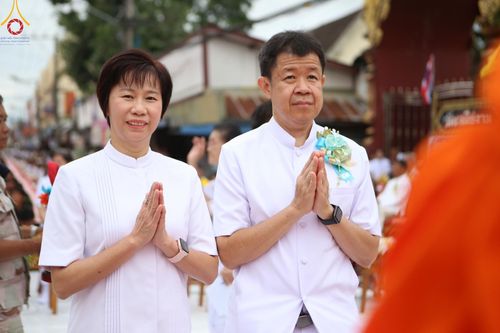 ภาพ No.146281:ตักบาตรพระ 1,384 รูป ทำบุญเมืองฝางครบรอบ 1,383 ปี ถวายเป็นพระราชกุศลแด่พระบาทสมเด็จพระเจ้าอยู่หัว เนื่องในโอกาสพระราชพิธีมหามงคล เฉลิมพระชนมพรรษา 6 รอบ 72 พรรษา วันเสาร์ที่ 27 กรกฎาคม พ.ศ.2567  ณ ถนนหน้าที่ว่าการอำเภอฝาง จ.เชียงใหม่