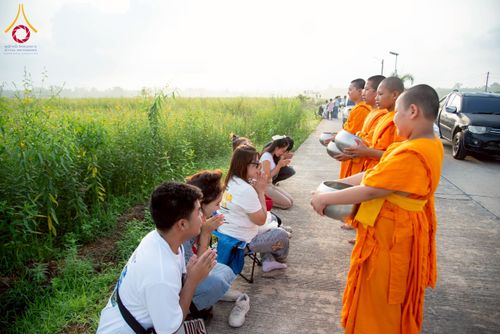 ภาพ No.217976:วันศุกร์ที่ 11 เมษายน พ.ศ. 2568 พระและสามเณร 99 รูป จากศูนย์ปฏิบัติธรรมระยอง(บ้านช่องลม) บิณฑบาต ณ ทุ่งปอเทือง ต.บางบุตร อ.บ้านค่าย จ.ระยอง เพื่อเป็นการฝึกสามเณรภาคฤดูร้อน ผ่านกิจวัตรบิณฑบาตในพื้นที่ชุมชน