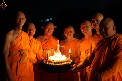 ภาพ No.175986:พิธีจุดประทีปโคมลาน, โคมลอยและลอยกระทง ถวายประทีปเป็นพุทธบูชา สร้างความสว่างไสวให้กับแผ่นดินด้วยแสงธรรม วันที่ 15 พฤศจิกายน พ.ศ. 2567 ณ พุทธอุทยานนานาชาติ อ.โพนพิสัย จ.หนองคาย