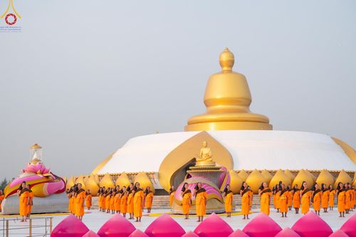 ภาพ No.198645:พระธรรมยาตราปฏิบัติธรรม และถ่ายภาพหมู่ประวัติศาสตร์ ณ อนุสรณ์สถานบางปลา วัดบางปลา อำเภอบางเลน จังหวัดนครปฐม ในโครงการธรรมยาตรา กตัญญูบูชา มหาปูชนียาจารย์ พระมงคลเทพมุนี(สด จนฺทสโร) พระผู้ปราบมาร อนุสรณ์สถาน 7 แห่ง ปีที่ 13 วันที่ 20 มกราคม พ.ศ. 2568