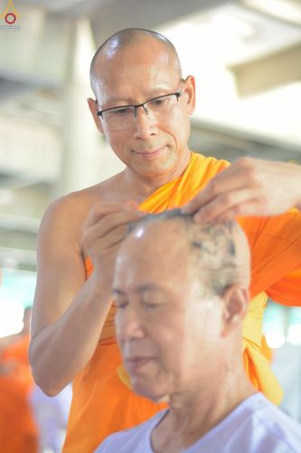 ภาพ No.248639:วันที่ 28 กันยายน พ.ศ. 2568 พิธีตัดปอยผม และปลงผม โครงการอุปสมบทบูชาธรรม 141 ปี พระมงคลเทพมุนี ณ วิหารคด วัดพระธรรมกาย