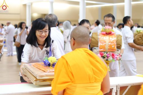 ภาพ No.180852:พิธีถวายภัตตาหารเมนูสวรรค์ และพิธีถวายอุปกรณ์กันหนาว แด่คณะพระภิกษุสามเณรวัดพระธรรมกาย วันอาทิตย์ที่ 8 ธันวาคม พ.ศ.2567 ณ สภาธรรมกายสากล วัดพระธรรมกาย