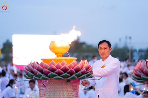 ภาพ No.118223:พิธีจุดประทีปถวายเป็นพุทธบูชา และบูชาธรรมมหาปูชนียาจารย์ พระมงคลเทพมุนี(สด จนฺทสโร) วันที่ 24 มกราคม พ.ศ. 2567 ณ อนุสรณ์สถานบางปลา อ.บางเลน จ.นครปฐม