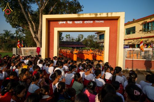 ภาพ No.76423:คณะสงฆ์และสามเณรบิณฑบาต ประเทศบังกลาเทศ วันที่ 11 กุมภาพันธ์ พ.ศ. 2566