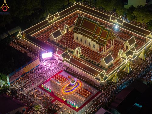 ภาพ No.197186:พิธีจุดประทีปถวายเป็นพุทธบูชา และบูชาธรรมมหาปูชนียาจารย์ ณ วัดโบสถ์(บน) ตำบลบางคูเวียง อำเภอบางกรวย จังหวัดนนทบุรี ในโครงการธรรมยาตรา กตัญญูบูชา มหาปูชนียาจารย์ พระมงคลเทพมุนี(สด จนฺทสโร) พระผู้ปราบมาร อนุสรณ์สถาน 7 แห่ง ปีที่ 13 วันที่ 18 มกราคม พ.ศ. 25