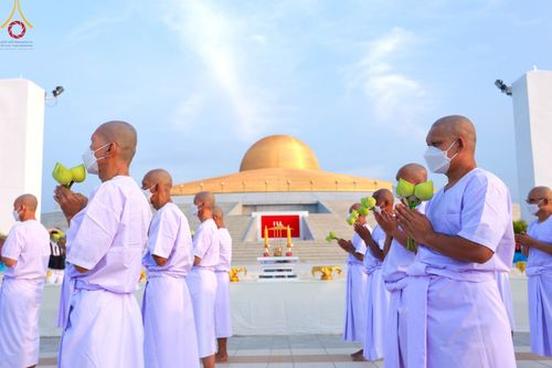 ภาพ No.101461:พิธีเวียนประทักษิณ, พิธีวันทาเจดีย์, พิธีขอขมาและมอบผ้าไตร ในโครงการอุปสมบทหมู่ รุ่นบูชาธรรมมหาปูชนียาจารย์ ณ วัดพระธรรมกาย ในวันที่ 9 ธันวาคม พ.ศ. 2566