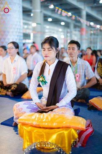 ภาพ No.143715:พิธีถวายผ้าไตร, สวดธรรมจักร, ปฏิบัติธรรม และฟังแสดงพระธรรมเทศนา ภาษาเมียนมา โดยมีสาธุชนชาวเมียนมากว่า 4,000 คน เข้าร่วมพิธี ณ มหารัตนวิหารคด วัดพระธรรมกาย วันอาทิตย์ที่ 7 กรกฎาคม พ.ศ. 2567