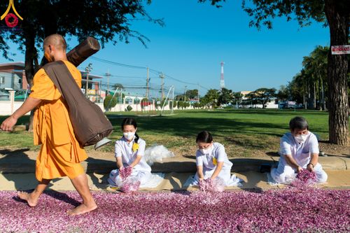 ภาพ No.106175:พิธีต้อนรับพระธรรมยาตรา ชุด 2 ในโครงการธรรมยาตรากตัญญูบูชา มหาปูชนียาจารย์  พระมงคลเทพมุนี(สด จนฺทสโร) พระผู้ปราบมาร  อนุสรณ์สถาน 7 แห่ง ปีที่ 12  วันที่ 3 มกราคม พ.ศ. 2567  ณ อนุสรณ์สถานโลตัสแลนด์ จ.สุพรรณบุรี