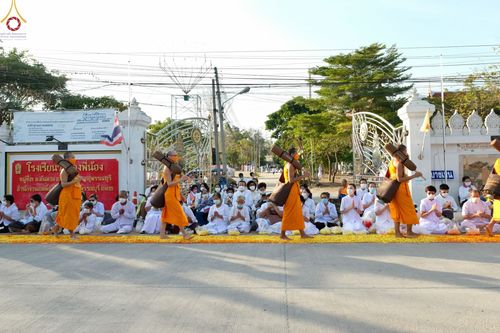 ภาพ No.70872:พิธีต้อนรับพระธรรมยาตรา ในโครงการธรรมยาตรากตัญญูบูชา มหาปูชนียาจารย์ พระมงคลเทพมุนี(สด จนฺทสโร) พระผู้ปราบมาร อนุสรณ์สถาน 7 แห่ง ปีที่ 11 วันที่ 14 มกราคม พ.ศ. 2566 ณ อนุสรณ์สถานลำดับที่ 3 สถานที่เกิดในเพศสมณะ วัดสองพี่น้อง อ.สองพี่น้อง จ.สุพรรณบุรี