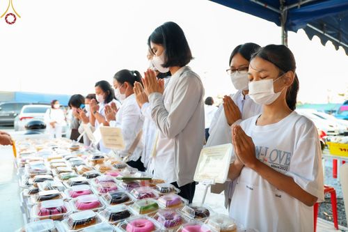 ภาพ No.74643:พิธีถวายภัตตาหารเป็นสังฆทาน แด่คณะพระธรรมยาตราฯ ในโครงการธรรมยาตรากตัญญูบูชา มหาปูชนียาจารย์ พระมงคลเทพมุนี(สด จนฺทสโร) พระผู้ปราบมาร อนุสรณ์สถาน 7 แห่ง ปีที่ 11 วันที่ 28 มกราคม พ.ศ. 2566