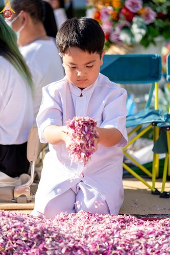 ภาพ No.105691:พิธีต้อนรับพระธรรมยาตรา ในโครงการธรรมยาตรากตัญญูบูชา มหาปูชนียาจารย์ พระมงคลเทพมุนี(สด จนฺทสโร) พระผู้ปราบมาร อนุสรณ์สถาน 7 แห่ง ปีที่ 12 วันที่ 3 มกราคม พ.ศ. 2567 ณ อนุสรณ์สถานโลตัสแลนด์ จ.สุพรรณบุรี