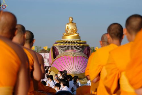 ภาพ No.74767:พิธีตักบาตรพระธรรมยาตราฯ ในโครงการธรรมยาตรากตัญญูบูชา มหาปูชนียาจารย์ พระมงคลเทพมุนี(สด จนฺทสโร) พระผู้ปราบมาร ปีที่ 11 ณ อนุสรณ์สถานลำดับที่ 5 สถานที่เผยแผ่วิชชาธรรมกายครั้งแรก อนุสรณ์สถานบางปลา วัดบางปลา อ.บางเลน จ.นครปฐม วันที่ 29 มกราคม พ.ศ. 2566