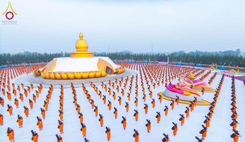 ภาพ No.299812:วันที่ 19 มกราคม พ.ศ.2569 พระธรรมยาตราปฏิบัติธรรมและถ่ายภาพหมู่ประวัติศาสตร์ ณ อนุสรณ์สถานลำดับที่ 5 สถานที่เผยแผ่วิชชาธรรมกายครั้งแรก  อนุสรณ์สถานบางปลาวัดบางปลา อ.บางเลน จ.นครปฐม ในโครงการธรรมยาตรา กตัญญูบูชา มหาปูชนียาจารย์ พระมงคลเทพมุนี(สด จนฺทสโร) 