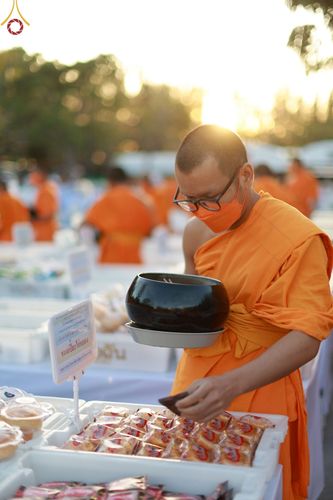 ภาพ No.69280:พิธีถวายภัตตาหารเป็นสังฆทาน แด่คณะพระธรรมยาตราฯ ในโครงการธรรมยาตราฯ ปีที่ 11 ณ อนุสรณ์สถานมหาวิหารพระมงคลเทพมุนี อ.สองพี่น้อง จ.สุพรรณบุรี วันที่ 4 และ 5 มกราคม พ.ศ. 2566