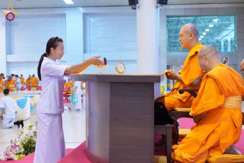 ภาพ No.338020:วันอาทิตย์ต้นเดือน 5 กรกฎาคม พ.ศ.2569 สัมมนาพิเศษ พิธีมอบพระของขวัญ ณ ห้องแก้วสารพัด1 วัดพระธรรมกาย